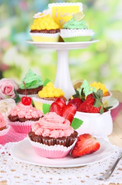 doğal zemin üzerine yemek masası üzerinde güzel kekler