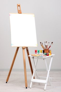 temiz kağıdı ve odada sanat malzemeleri ahşap şövale