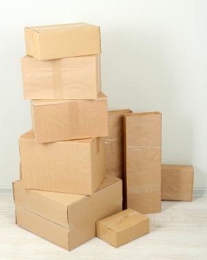 Odada farklı karton kutular