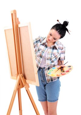 güzel bir genç kadın ressam üzerine beyaz izole iş başında