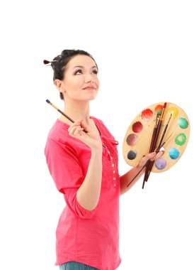 Fırçalar ve palet üzerinde beyaz izole, güzel bir genç kadın ressam