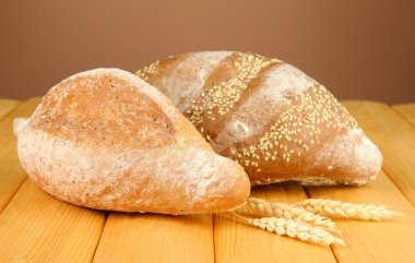 renkli arka plan üzerinde tahta masada ekmek ile kompozisyon