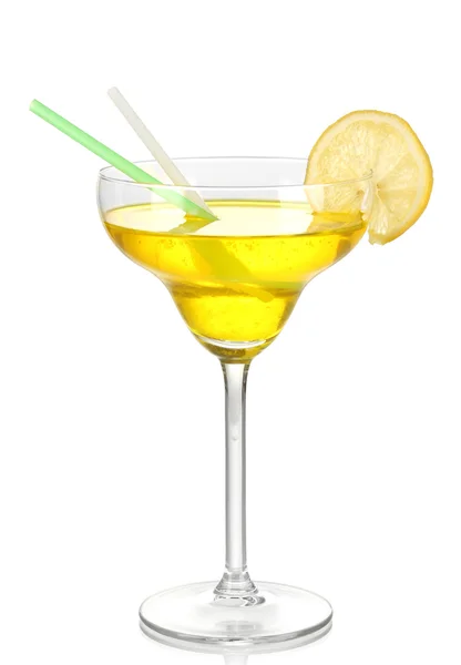 Kokteyl cam üzerine beyaz izole sarı — Stok fotoğraf