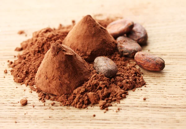 Chocolade truffels en cacao, op houten achtergrond — Stockfoto