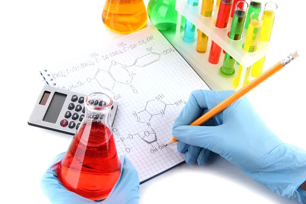 手科学家编写公式上白色隔离 — 图库照片