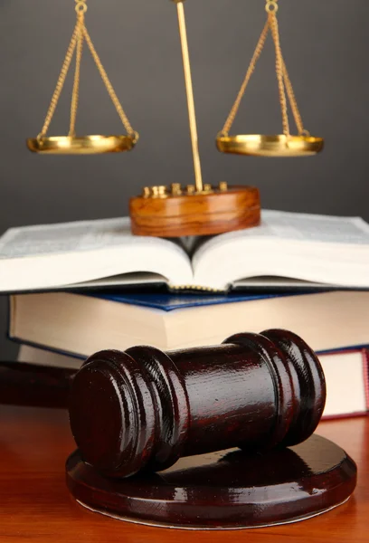 Houten hamer, gouden tarieven voor Justitie en boeken over de grijze achtergrond — Stockfoto