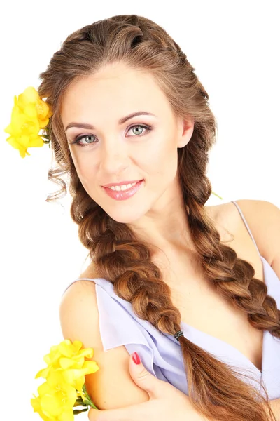 Jeune femme avec une belle coiffure et des fleurs, isolé sur blanc — Photo