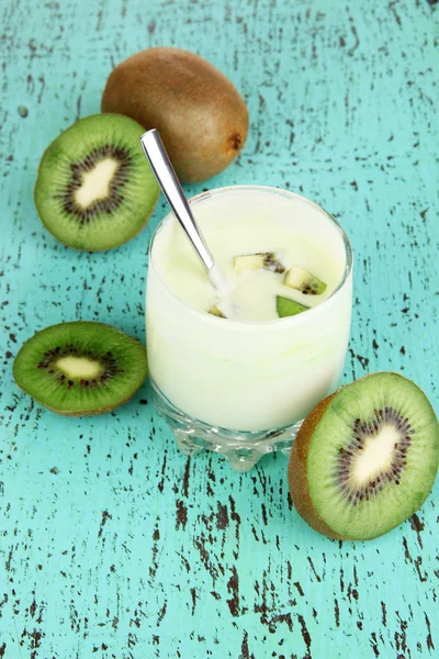 Heerlijke yoghurt in glas met kiwi op houten tafel close-up — Stockfoto