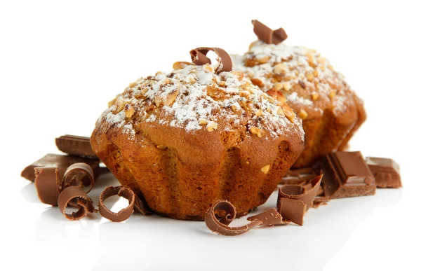 Gâteaux de muffins savoureux avec sucre en poudre et chocolat sur assiette, isolés sur blanc — Photo