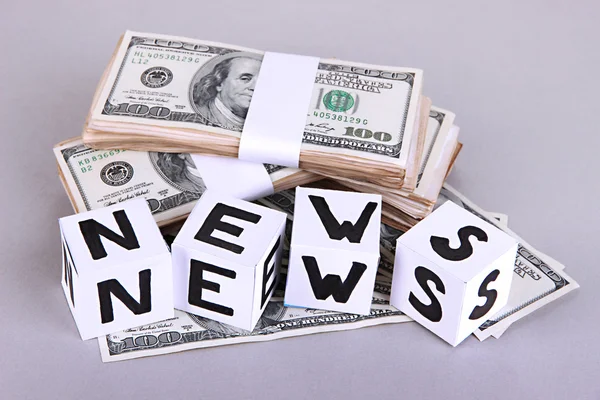 ลูกบาศก์กระดาษขาวระบุว่า "ข่าว" ด้วยเงินบนพื้นหลังสีเทา — ภาพถ่ายสต็อก