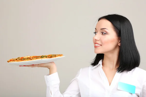 Mooi meisje ober met pizza geïsoleerd op wit — Stockfoto