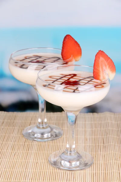 Batidos de frutas na mesa no fundo azul — Fotografia de Stock