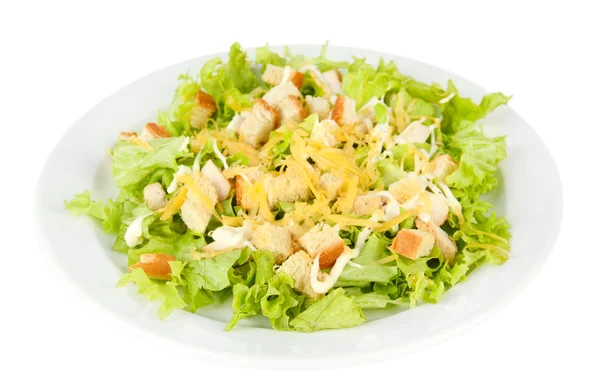 Salade César sur assiette blanche, isolée sur assiette blanche — Photo
