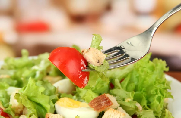 Salade César sur assiette blanche, gros plan sur fond lumineux — Photo