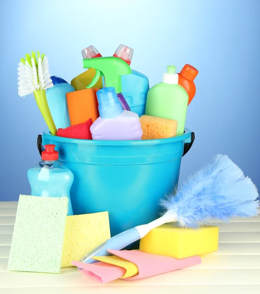 Schoonmaak items in emmer op kleur achtergrond — Stockfoto