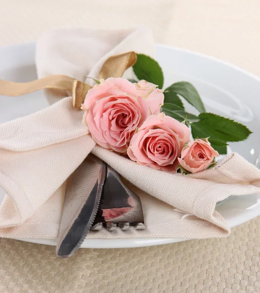 Подается тарелка с салфеткой и розой крупным планом — стоковое фото