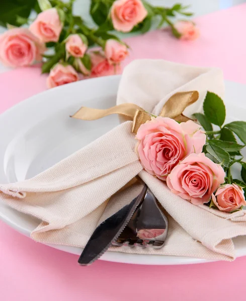 Servierteller mit Serviette und Rose in Nahaufnahme — Stockfoto