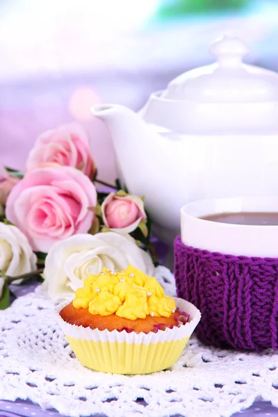 Вкусный красивый кекс на обеденном столе на фоне комнаты — стоковое фото