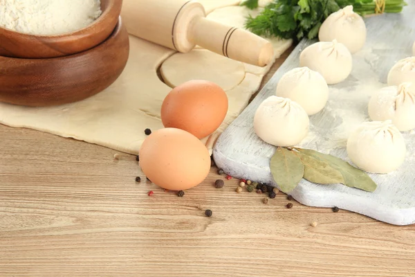 Albóndigas crudas, ingredientes y masa, sobre mesa de madera — Foto de Stock