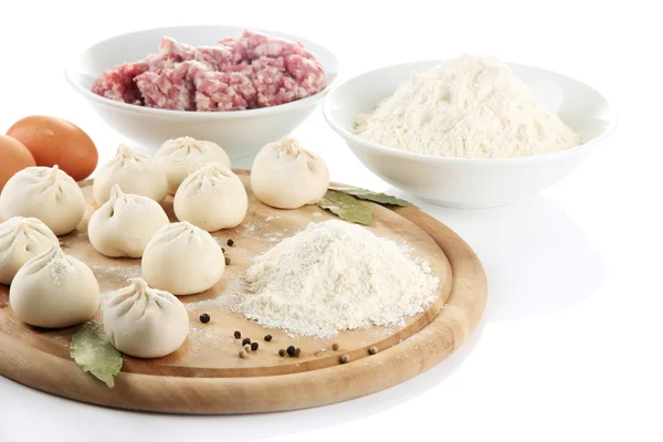 Khinkali georgiano grezzo su scrivania e ingredienti in legno, isolato su bianco — Foto Stock