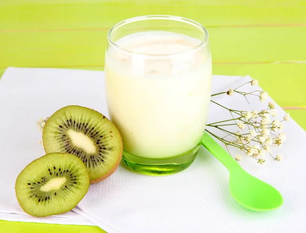 Kiwi-Közelkép fából készült asztal üveg finom joghurt — Stock Fotó