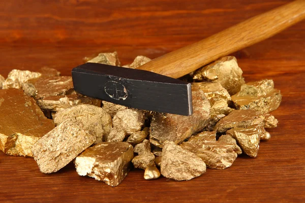 Nuggets dorados con hummer sobre fondo de madera — Foto de Stock