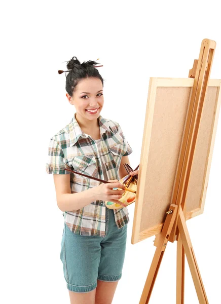 Güzel bir genç kadın ressam üzerine beyaz izole iş başında — Stok fotoğraf