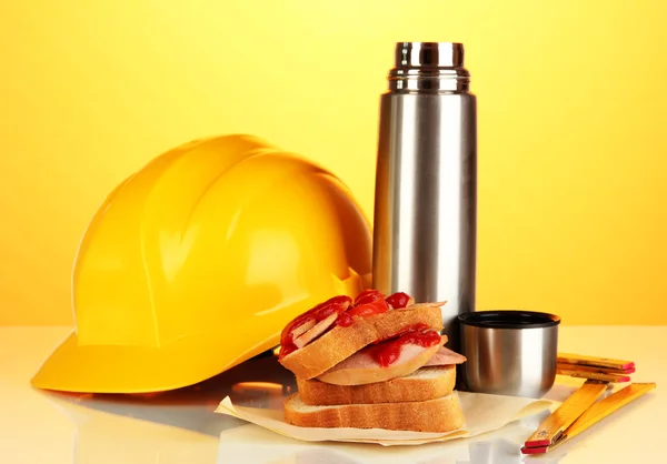 Lunch worker on orange background — Stock Photo, Image