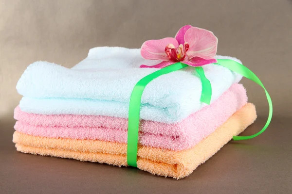 Ręczniki związany z taśmy na szarym tle — Zdjęcie stockowe