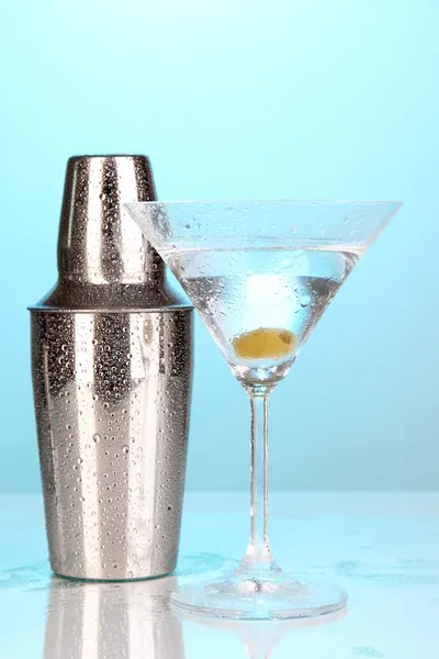 Shaker och cocktail på blå bakgrund — Stockfoto