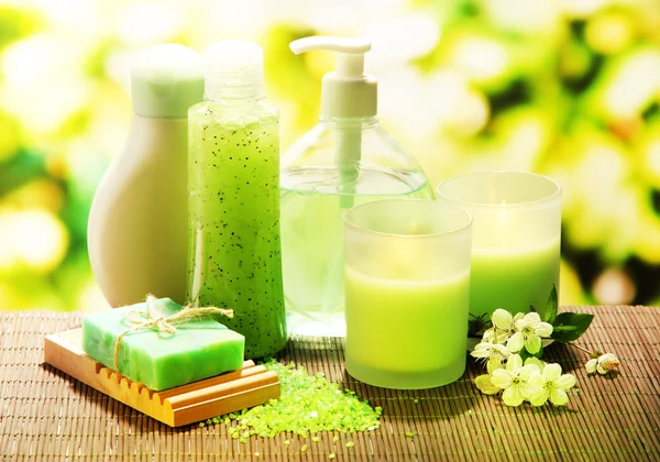 Garrafas de cosméticos e sabão artesanal natural em fundo verde — Fotografia de Stock