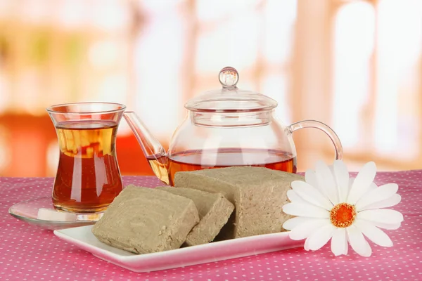 Smakelijke halva met thee op tafel op kamer — Stockfoto