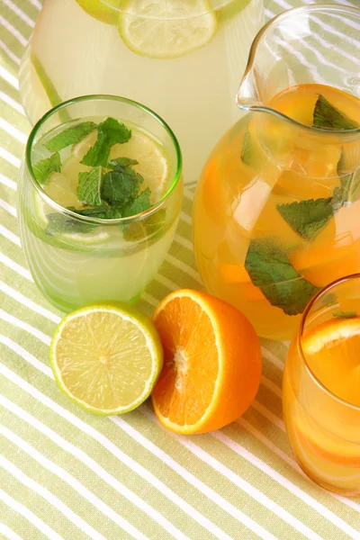 Jeruk dan lemon limun dalam kantong dan gelas di atas meja kayu close-up — Stok Foto