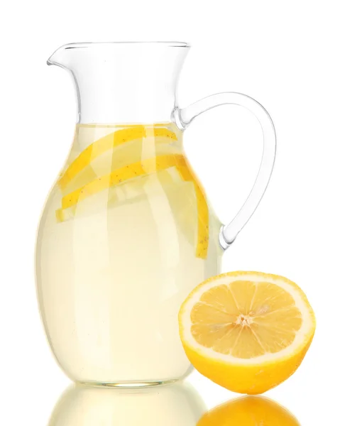 Limonadi kannu eristetty valkoinen — kuvapankkivalokuva