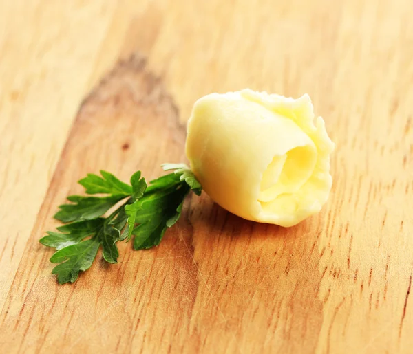 Smør og krøller på trebord – stockfoto