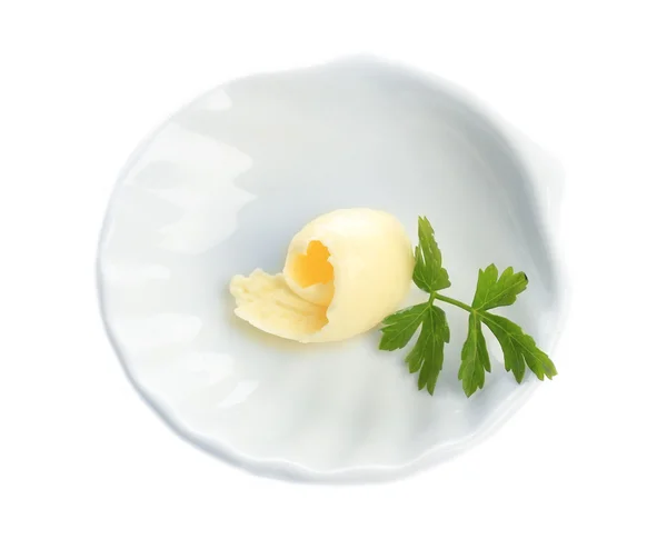Tereyağı curl tabakta üzerine beyaz izole — Stok fotoğraf