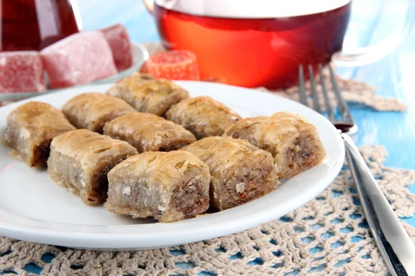 Baklava dulce en el plato con té en la mesa — Foto de Stock