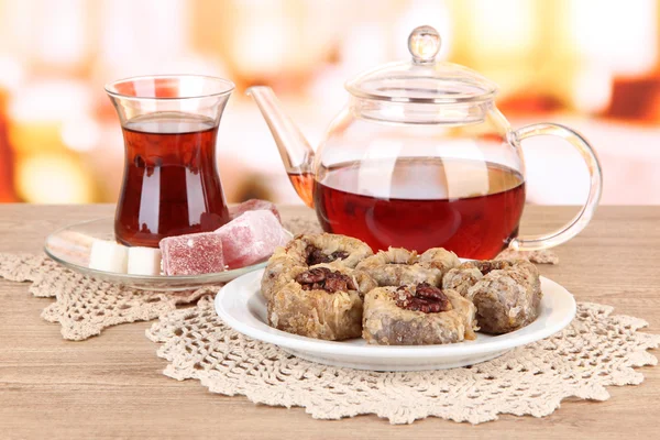 Tatlı baklava tabakta, masada çay. — Stok fotoğraf