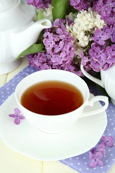 Composição com belas flores lilás, serviço de chá na mesa de madeira, close-up — Fotografia de Stock