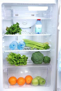 jonge vrouw dragen keuken schort met pan, geïsoleerd op wit