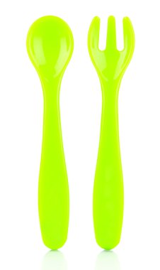 Yeşil çatal ve kaşık üzerine beyaz izole bebek maması için