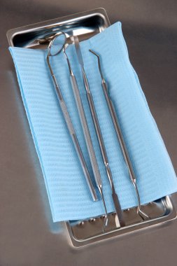 gri tablo yakın çekim dişçi araçları