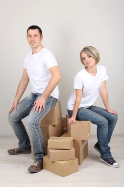 Genç çift yeni eve taşınıyor.