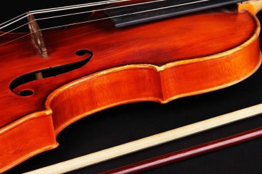 siyah arka plan üzerinde Klasik keman