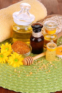 yağlar ve ahşap masa yakın çekim bal kokulu bal spa