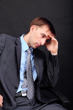 genç işadamı ton siyah arka plan