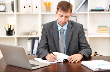 onun işyerinde ofiste genç işadamı