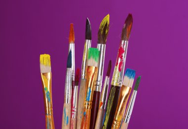 birçok mor zemin üzerine boya fırçası