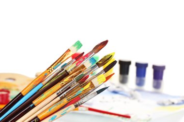 birçok parlak zemin üzerine boya fırçası