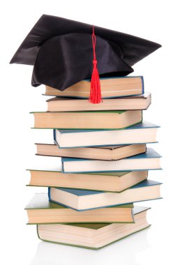 grad şapka ile üzerine beyaz izole kitap